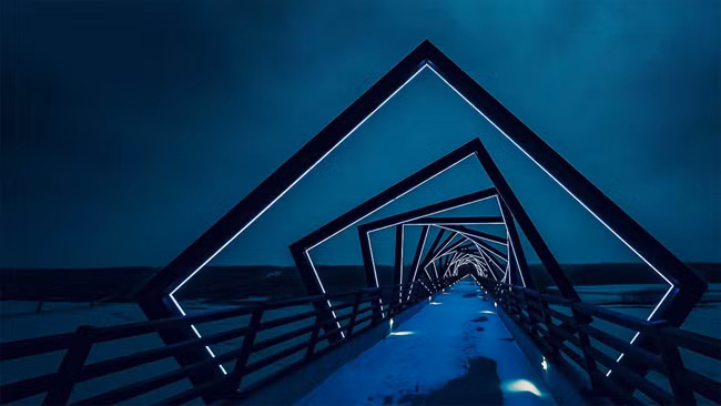 Cầu High Trestle Trail (Thung lũng sông Des Moines, Mỹ): Bắc qua Thung lũng sông Des Moines ở Iowa khoảng nửa dặm, cầu High Trestle Trail được thắp sáng lộng lẫy bằng đèn xanh mỗi đêm, với thiết kế độc đáo nhằm người đi trên cầu có cảm giác nhìn xuống một hầm mỏ.