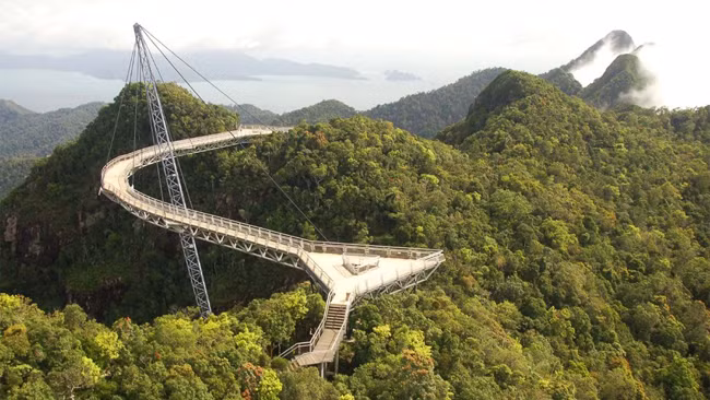 Cầu Skyka Langkawi (Langkawi, Malaysia): Với tầm nhìn ra khung cảnh hùng vĩ của eo biển Malacca, ngay bên cạnh đỉnh núi phủ rừng xanh bạt ngàn Gunung Mat Chinchang, cầu Skykaa Langkawi treo lơ lửng ở độ cao 660m không dành cho người yếu tim.
