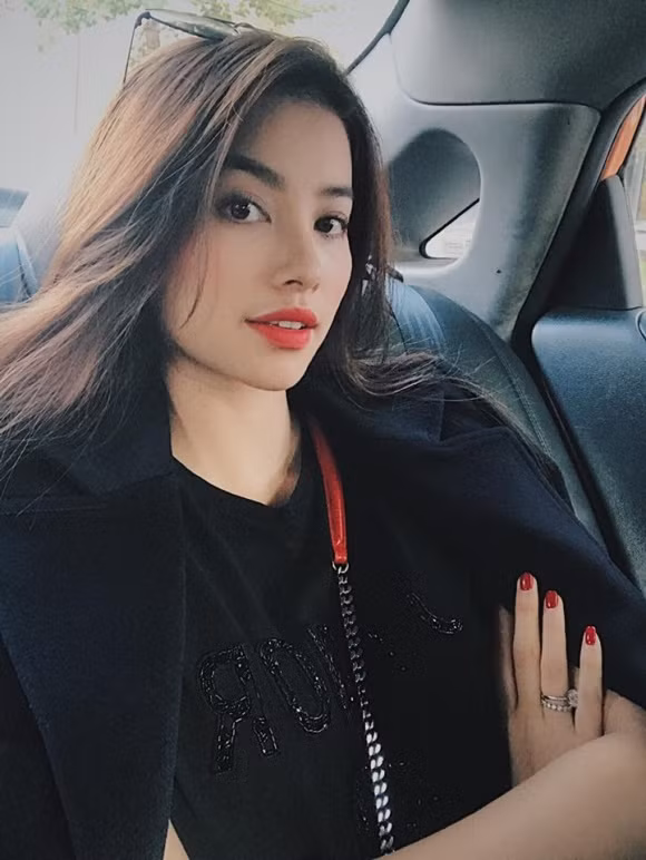 Phạm Hương khoe khéo chiếc nhẫn đính hạt kim cương cỡ lớn được đeo trên ngón tay áp út.