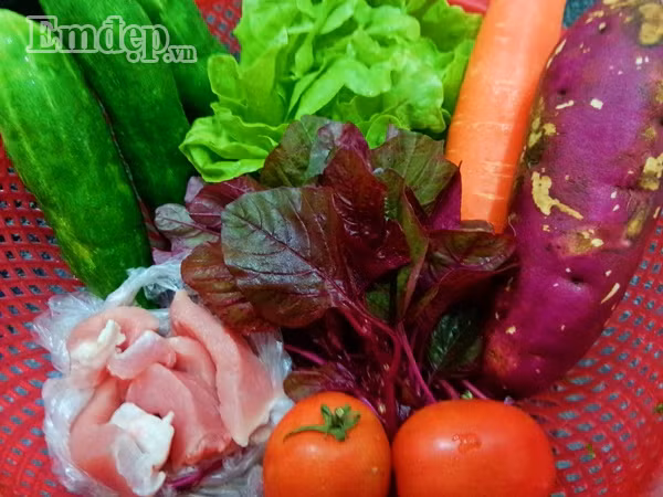 Nguyên liệu món salad thịt heo rau củ gồm: - Thịt nạc heo: 200 gr - Khoai lang: 1 củ to - Cà rốt: 1 củ - Cà chua: 2 quả - Rau rền: 1 mớ - Sà lách: 1 cây - Dưa leo: 3 quả - Xì dầu