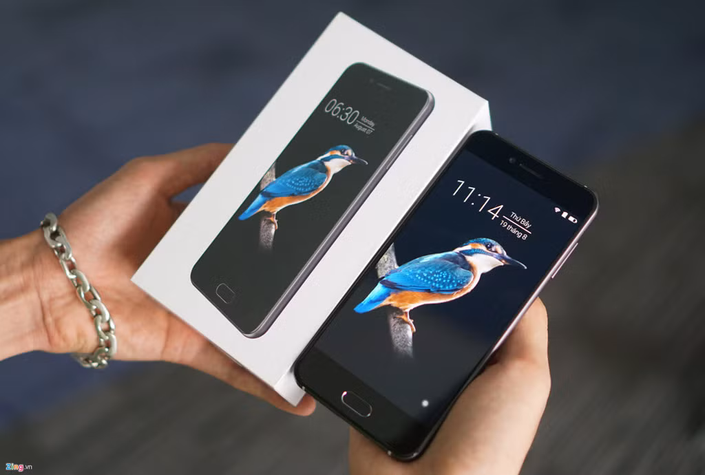 Bphone 2017 (9,79 triệu đồng): Bphone là sản phẩm của BKAV với thiết kế 2 mặt kính cường lực cùng phím Home tích hợp cảm biến vân tay. Điện thoại đến từ Việt Nam sở hữu chip Snapdragon 625 với bộ nhớ RAM 3 GB. Bphone 2017 được BKAV giới thiệu là điện thoại đầu tiên sở hữu công nghệ AI Camera.