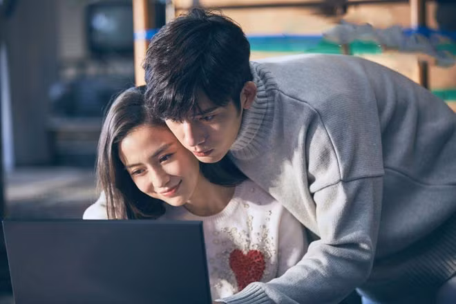 Nam thần sánh đôi cùng Angela Baby trong phim Yêu em từ cái nhìn đầu tiên.
