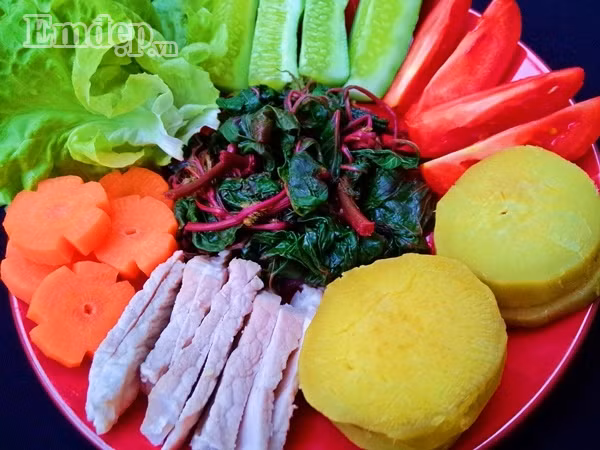 Thành phẩm: Chỉ qua một số bước chế biến cực kì đơn giản chúng ta đã có một đĩa thịt heo rau củ trông thật bắt mắt.