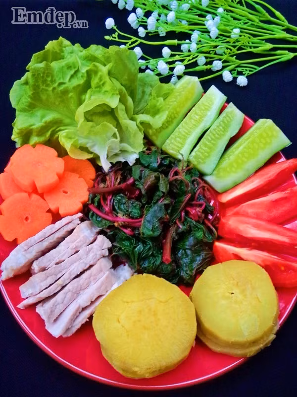 Các nguyên liệu đa phần là luộc cho nên hạn chế được số lượng dầu ăn vào cơ thể.