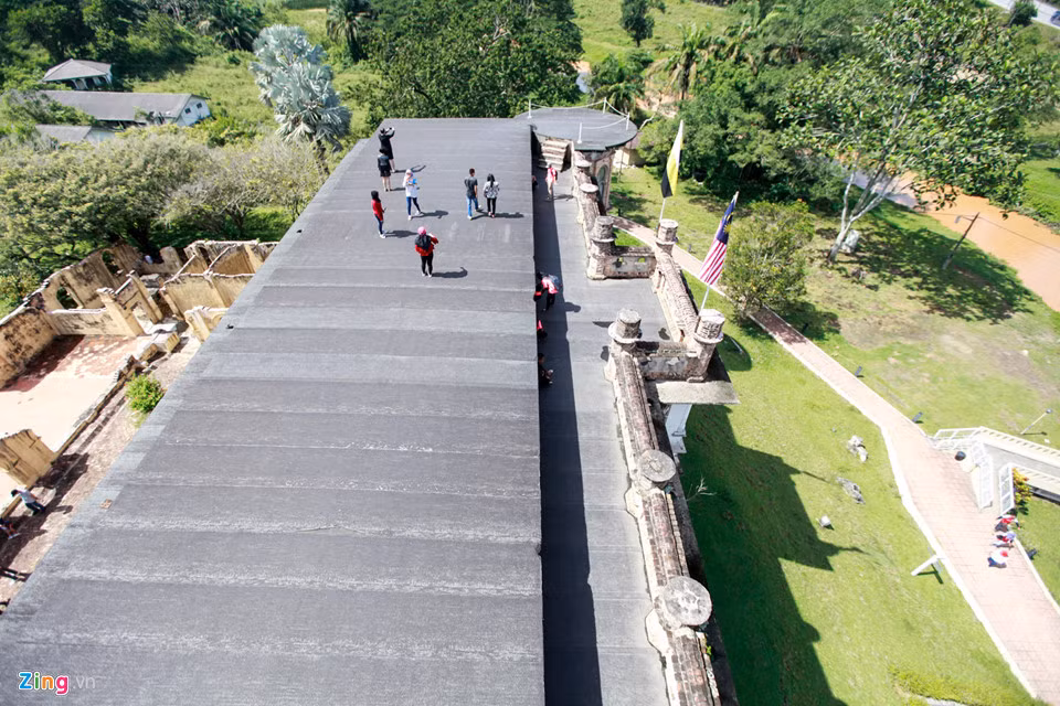 Sân thượng được đổ mái bằng với lối đi rộng, lót đá. Theo dự tính ban đầu, đây sẽ là sân tennis và khu giải trí.