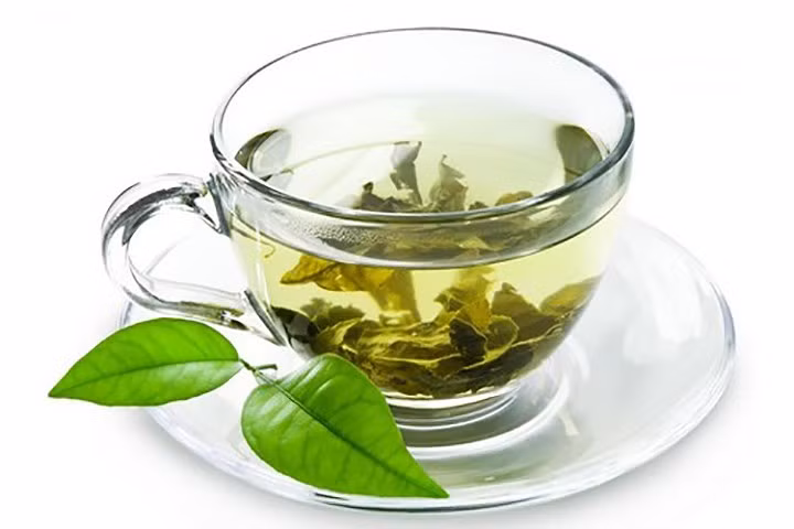 Trà xanh giống như quả mọng cũng rất giàu chất chống oxy hoá, axit amin và L-theanine, những chất này có thể làm giảm căng thẳng, lo lắng và cải thiện tâm trạng. Ngoài ra, L-theanine tìm thấy trong trà xanh cũng có thể làm tăng sự tập trung, trí nhớ cũng như sự tỉnh táo tinh thần.