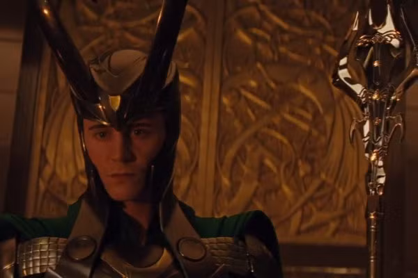 2. Giáo Gungnir : Đây là ngọn giáo thần của thần Odin, vua xứ Asgard, có khả năng bắn năng lượng cực mạnh. Người sử dụng có thể dùng ngọn giáo để triệu hồi robot hủy diệt The Destroyer. Thần Odin cũng dùng giáo Gungnir để thu thập năng lượng tối, giúp đưa Thor đến Trái đất dù cầu Bifrost đã bị phá hủy.