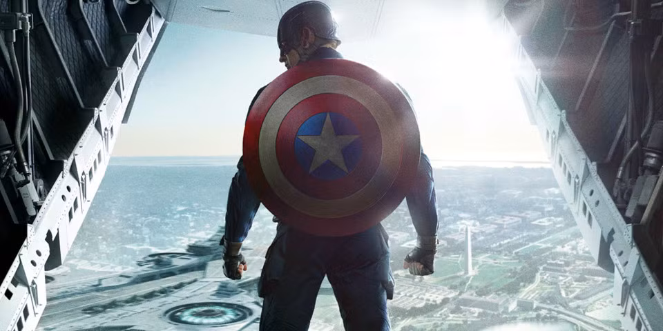 3. Khiên của Captain America : Vũ khí của Đại úy Mỹ Steve Rogers được làm từ kim loại quý Vibranium. Chiếc khiên mạnh mẽ đến mức có thể hứng chịu một cú đánh dữ dội bằng búa thần Mjolnir của Thần Sấm Thor.