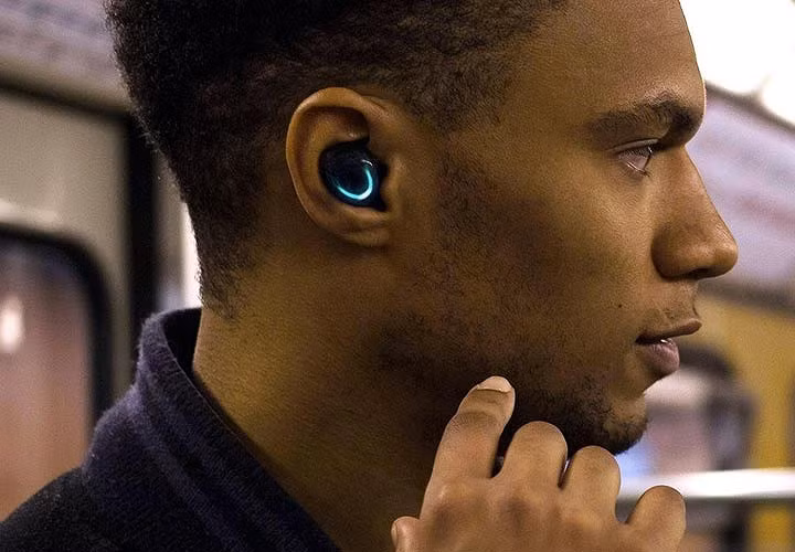  Tai nghe bluetooth không dây The Dash cung cấp trải nghiệm nghe được trang bị cảm biến tốc độ, đo nhịp tim, khoảng cách di chuyển và lượng calo sử dụng, cũng như giao diện cảm ứng trực quan.