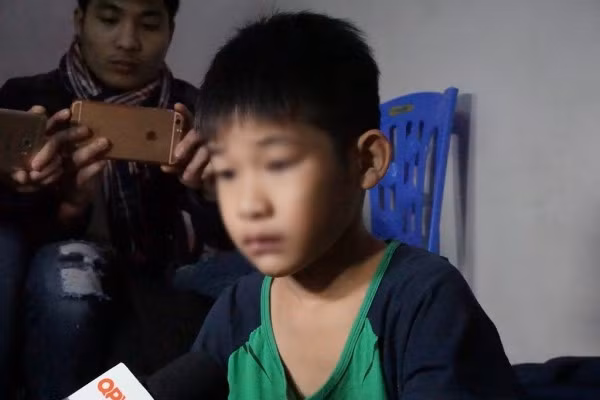 Bé N. sợ hãi kể lại việc bị bố đánh đập.