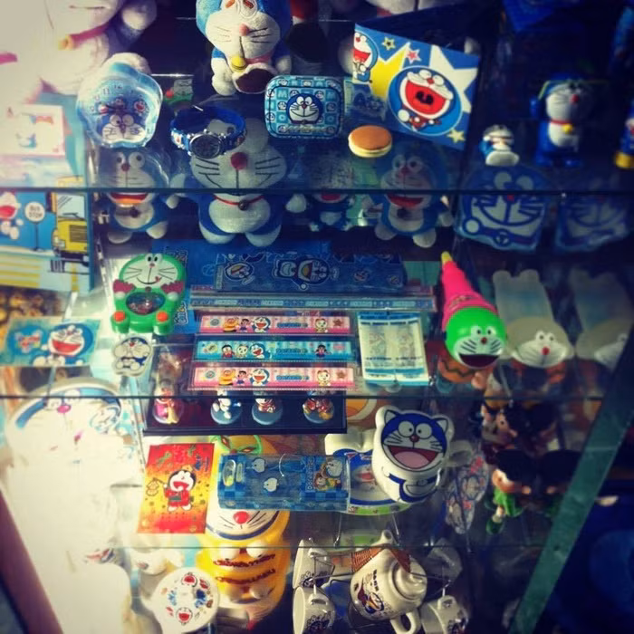 Đăng kèm những hình ảnh trên là chàng trai trẻ khoe cả một thế giới Doraemon trong nhà. Điều này khiến cho hơn 1,1 ngàn dân mạng like điên đảo và ai cũng quá đỗi ganh tị.