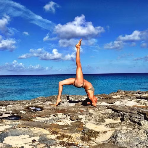 The Sun dẫn lời Meghan Markle tiết lộ bí quyết làm đẹp của cô chính là tập luyện yoga đều đặn. Ảnh: geneviéve charbonneau.
