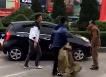 Hai thanh niên gây gổ, xông vào đánh người lớn tuổi. Ảnh cắt từ clip.