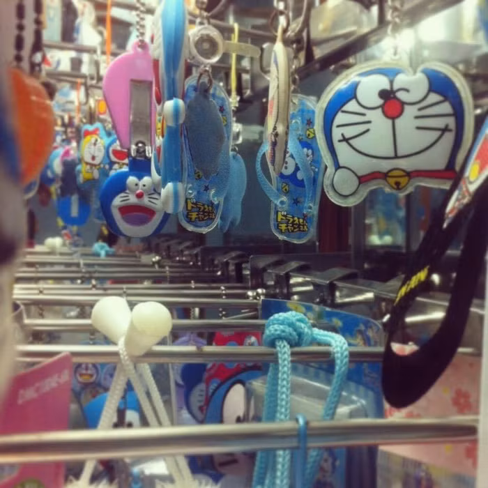 H.A.T viết: “Đây là bộ sưu tập Doraemon nhà tao chúng mày ạ. Chuyện là hồi bé tao thích Doraemon lắm. Lúc ấy là lần đầu tiên Kim Đồng tái bản truyện này. Nhưng nhà tao khi ấy nghèo, tao ăn sáng được có 1 ngàn tiền xôi, tuần nào giàu lắm thì góp tiền với mấy đứa bạn cùng nhau mua đọc. Tao cũng từng khóc 2 lần đoạn Doraemon nó bỏ Nobita đi.