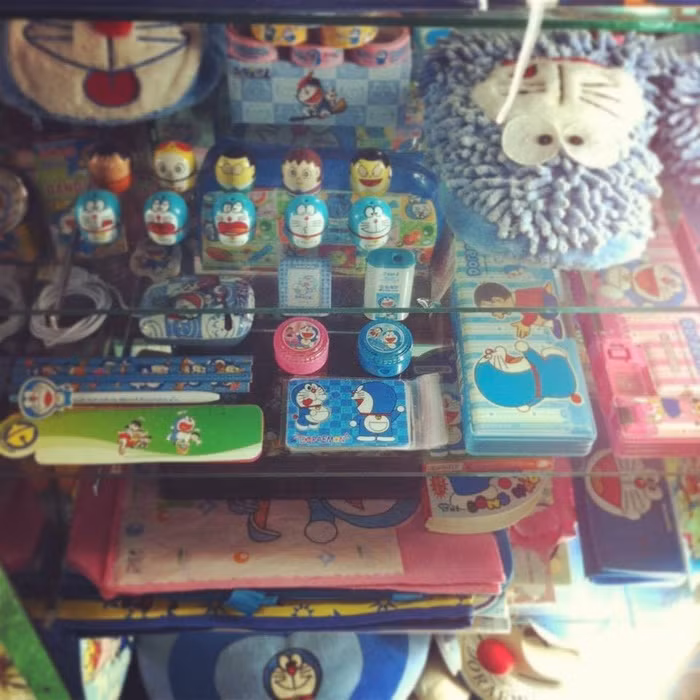 “Trời ơi, nó có cả thế giới Doraemon luôn kìa. Tao ganh tỵ quá”, “Chồng tao nhá thích hello kitty. Xe lão từ cái gương, đai an toàn, móc đồ hộp giấy, gối ôm, hộp thơm, gác điện đều hello kitty. Trong nhà thì từ cái đĩa đến cái gạt tàn, hôm nào tao chụp các mày xem, dễ thương lắm luôn ấy”… là những bình luận của dân mạng.