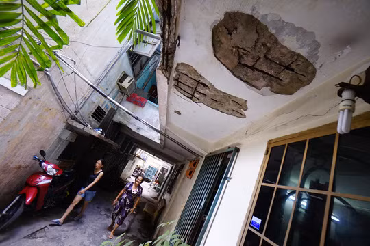 Do công trình xây dựng theo kiểu cũ nên lối đi rất hẹp, diện tích mỗi phòng khoảng 20 m2. Ảnh: NLĐ.