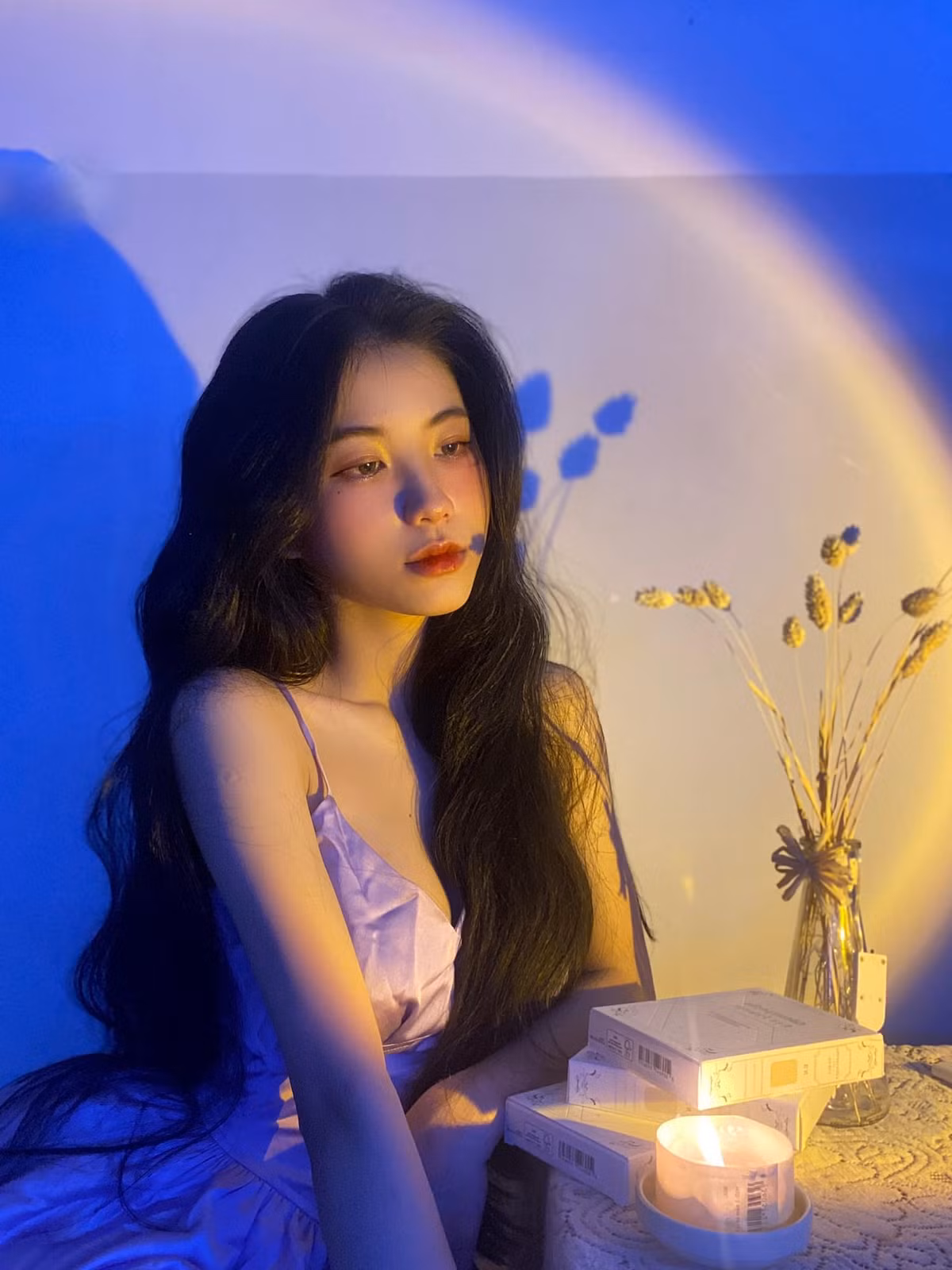 Sở hữu gương mặt xinh đẹp với sống mũi cao, gái xinh 10x còn được mệnh danh là "nàng tiên tóc mây" vì mái tóc đen, dài gần 1m.