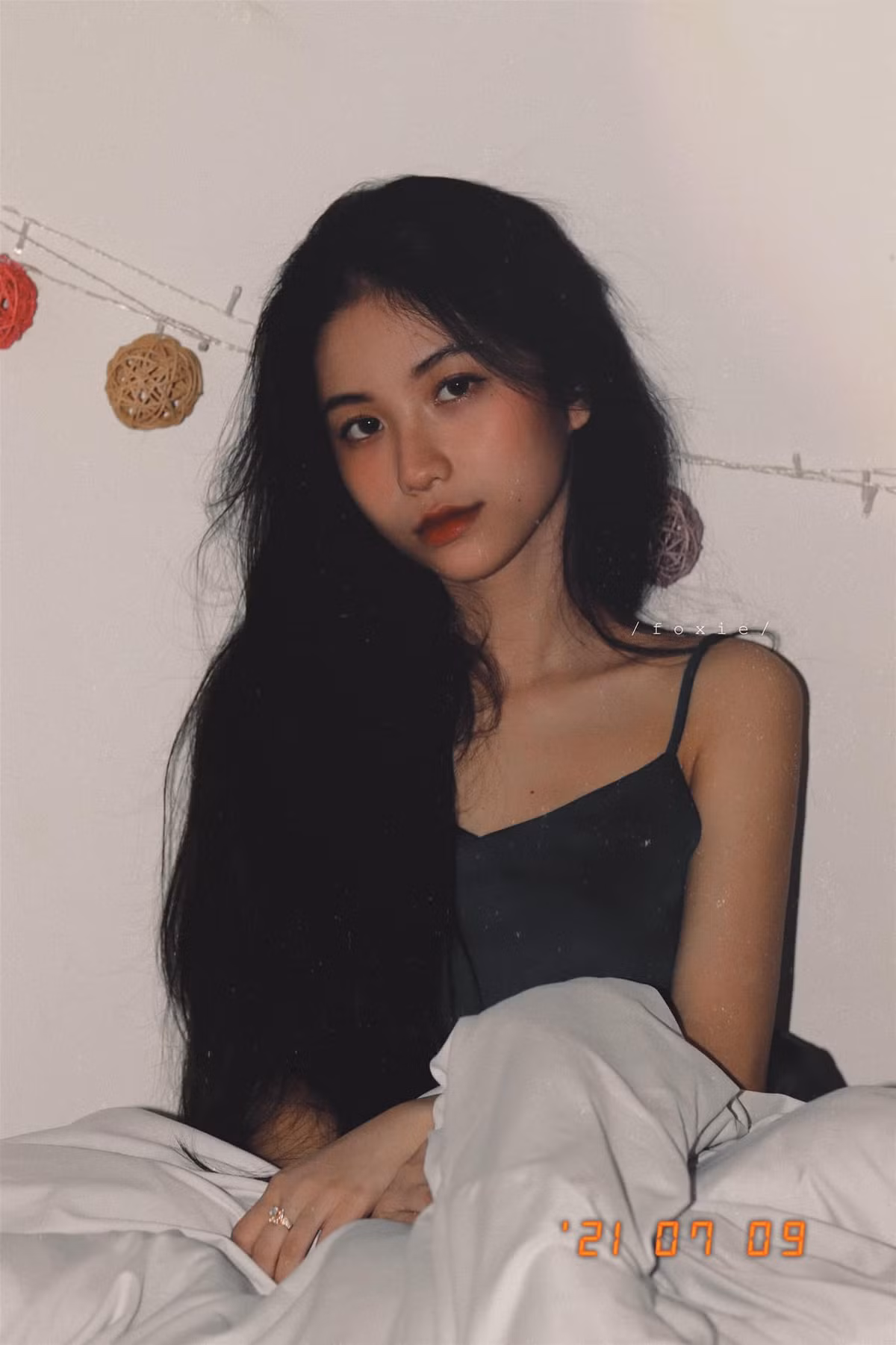 Thời bé, Kim Anh vốn gầy gò và có nước da ngăm đen. Chính vì vậy, cô bạn phải nỗ lực thay đổi ngoại hình gấp nhiều lần người khác khi vừa phải cật lực tìm cách để tăng cân, vừa phải chăm sóc da thường xuyên.