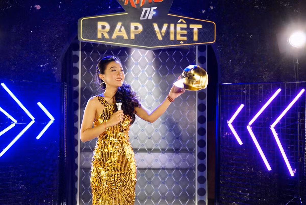 Chi Xê có gương mặt xinh đẹp, làn da trắng sáng và vóc dáng cân đối. Không ưa chuộng thời trang gợi cảm nhưng cô gái này đã gây mê người đối diện với vẻ cá tính của mình.