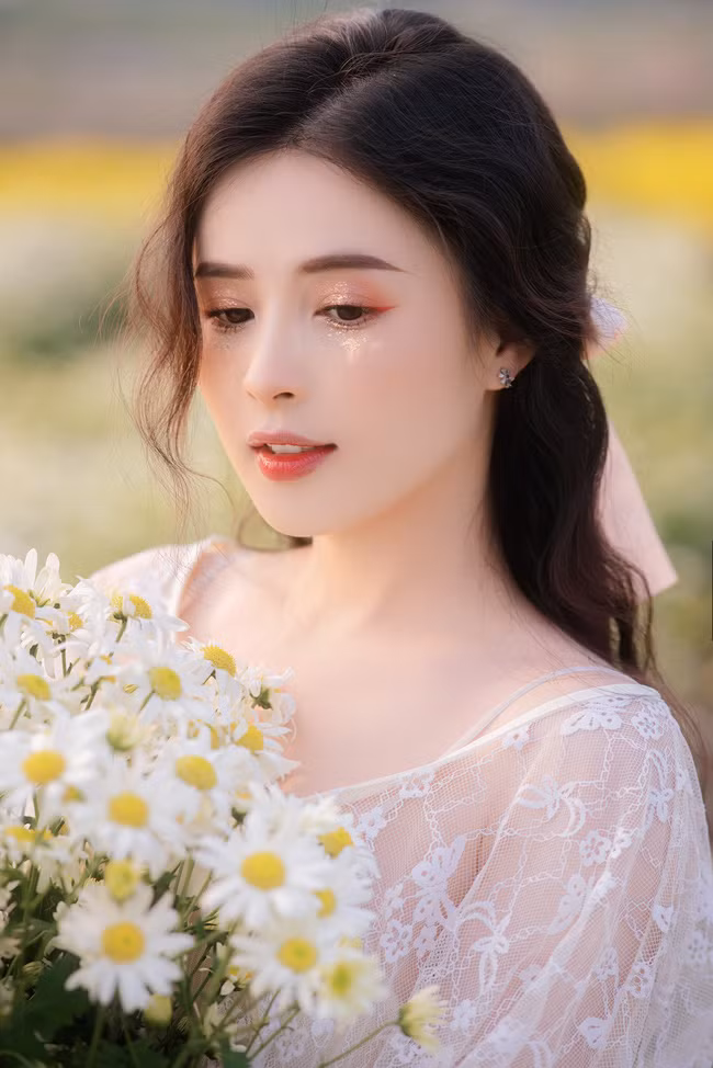 Nhiều cư dân mạng cho rằng gái xinh 9x đã thực sự "lột xác" hoàn toàn bởi trước đó cô luôn giữ hình ảnh trong trẻo, đáng yêu và kín đáo.