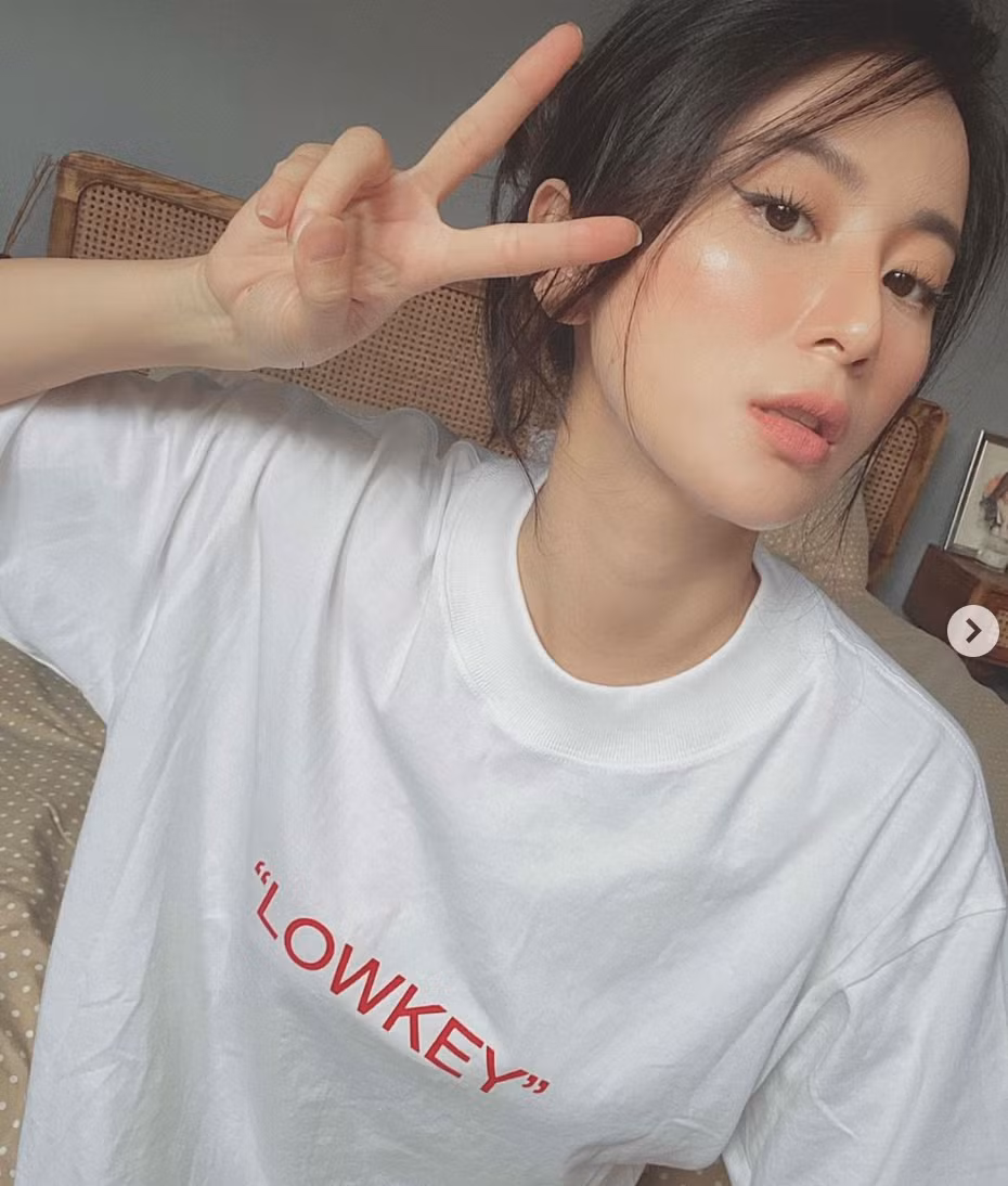 Trên Instagram cá nhân, cựu hot girl cũng "đốt mắt" người nhìn bằng những bức ảnh "hot hòn họt" không kém các "cháu" Gen Z.