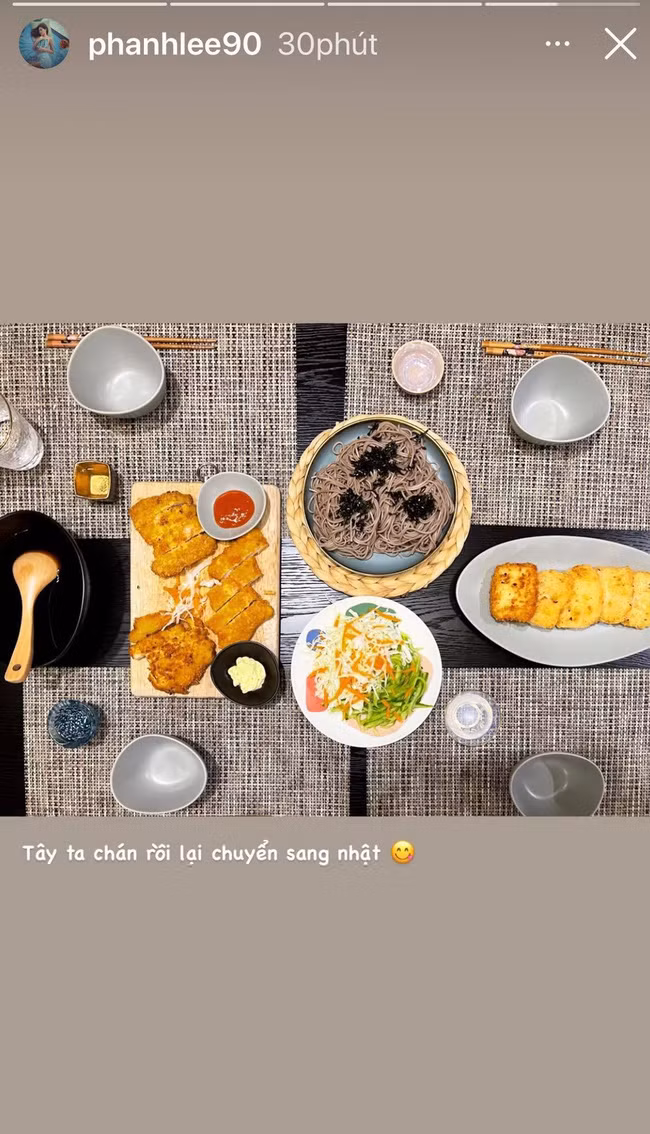 Ngoài nhan sắc của "vợ thiếu gia Cocobay", cuộc sống khi ở cữ của Phanh Lee càng gây chú ý hơn khi cô nàng liên tục khoe mâm cơm cực ngon. Nếu như lần trước Phanh Lee khoe thực đơn cơm cữ toàn đồ Tây thì lần này cô lại khiến các fan trầm trồ hơn khi chia sẻ các món ăn theo phong cách Nhật.