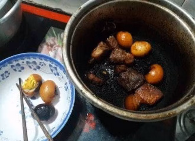 Trước đó, nhiều chị em phụ nữ đã mạnh dạn khoe những thảm hoạ nấu ăn của mình lên MXH, đặc biệt là về món thịt kho.