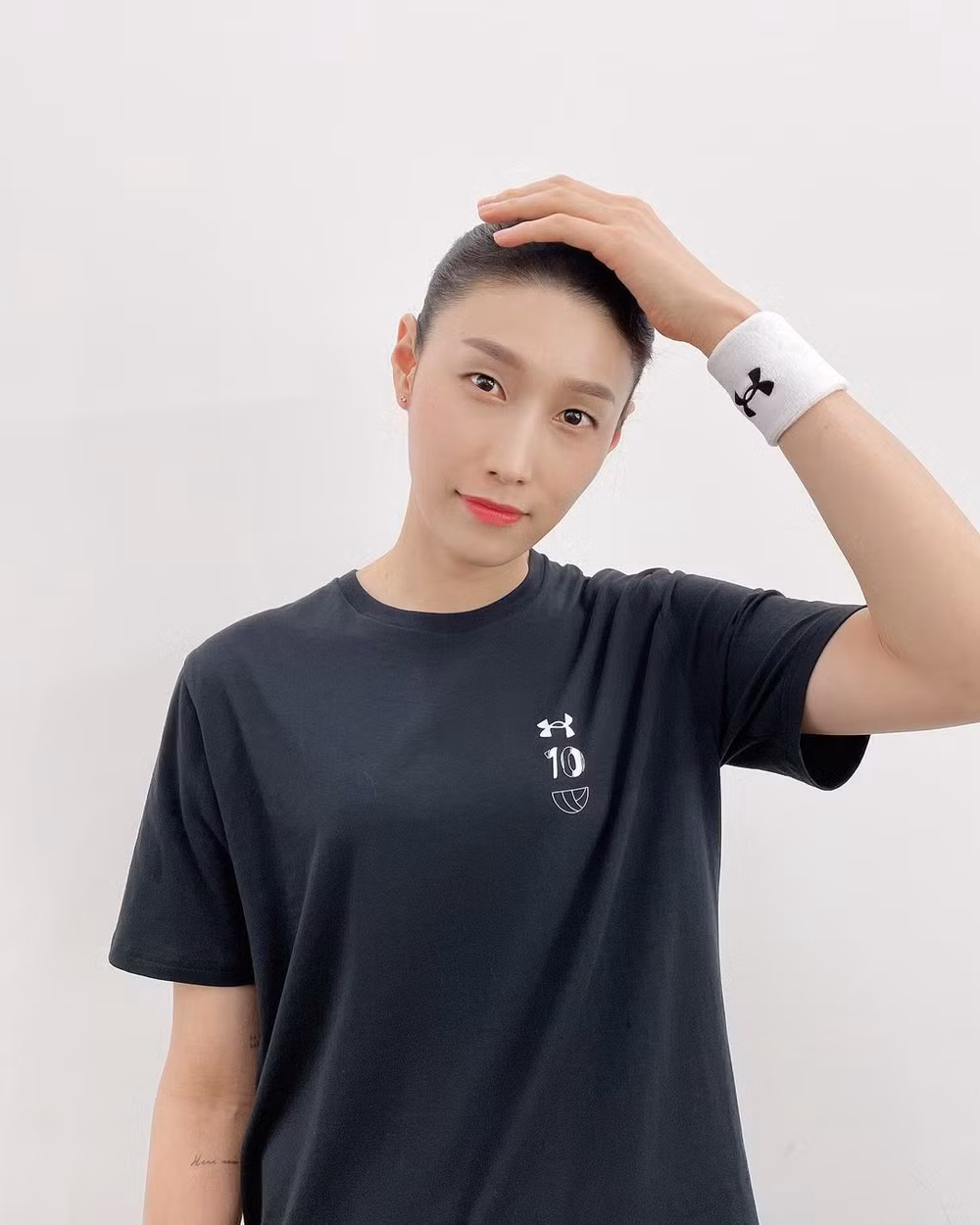 Thu nhập của Kim Yeon Koung không được tiết lộ chính xác, nhưng cô được cho là một trong những cầu thủ bóng chuyền được trả lương cao nhất trong những năm gần đây.