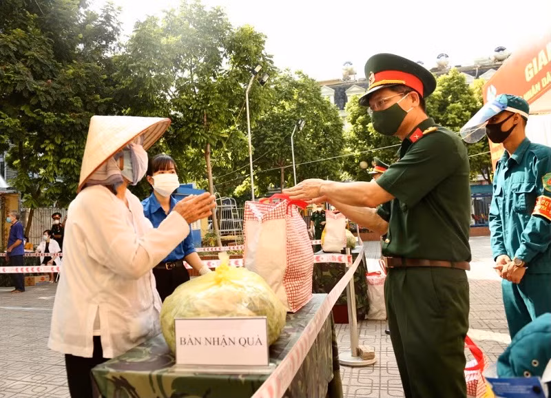 Tổng cộng có 600 suất quà trị giá 400.000 đồng/suất được hỗ trợ cho các gia đình có hoàn cảnh khó khăn đang cư trú tại phường Trung Văn và Xuân Phương; 800 suất quà trị giá 200.000 đồng/suất được hỗ trợ cho các sinh viên khó khăn tạo phường Mỹ Đình 1.