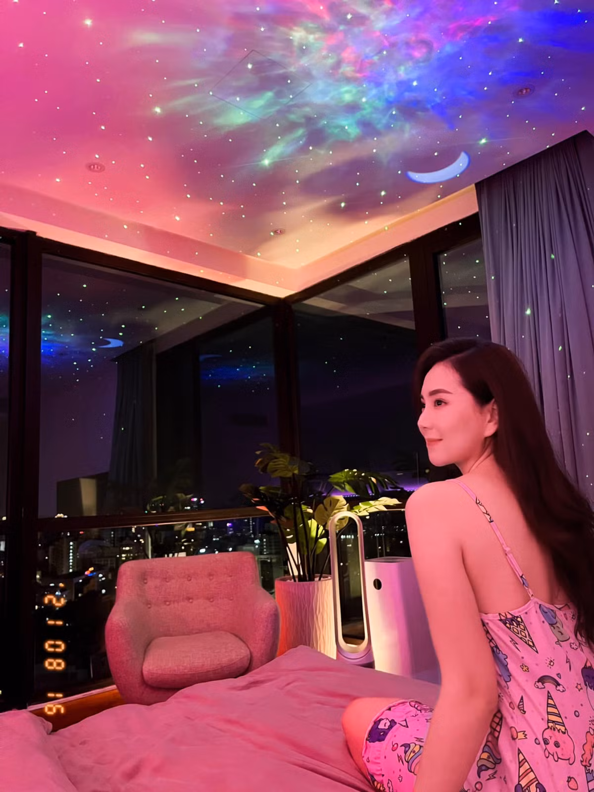 Khác với hình ảnh kín đáo, lịch sự khi lên sóng VTV, Mai Ngọc ngoài đời lại là cô nàng vô cùng gợi cảm, quyến rũ và có cuộc sống vô cùng sang chảnh. Hình ảnh cô nàng tạo dáng trong phòng ngủ mới đây khiến cư dân mạng phải mê mệt.