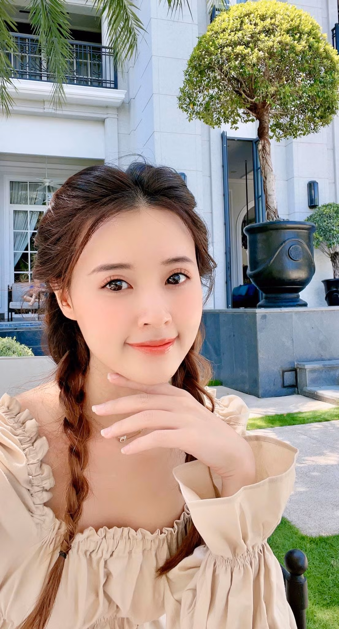 Được biết đến là một cựu hot girl đình đám, Midu càng khiến nhiều người ngỡ ngàng hơn khi trong tay sở hữu khối tài sản khổng lồ.