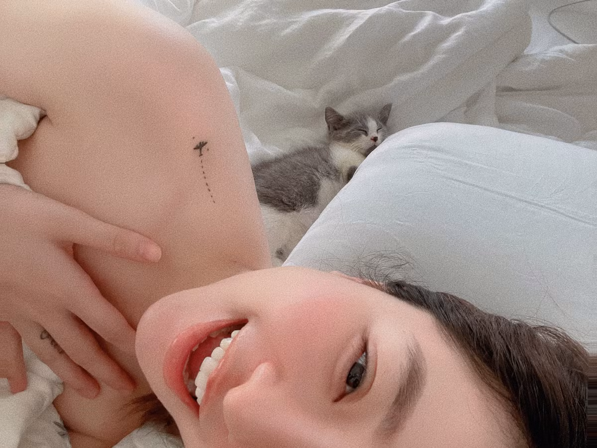Trước đó, hot girl này cũng khiến không ít fan trầm trồ với hình ảnh gợi cảm trong trang phục ở nhà.