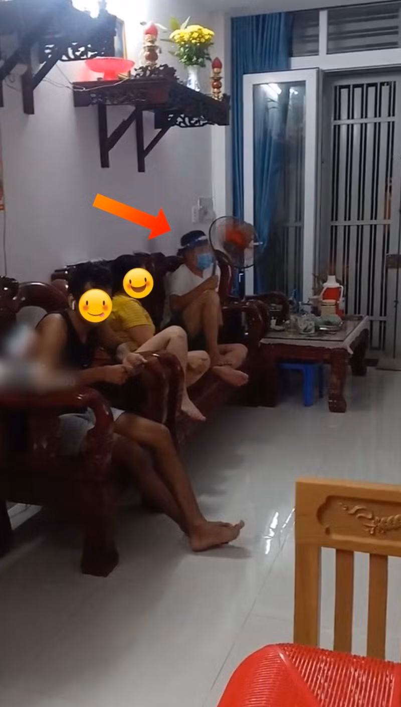 Người đàn ông cực kỳ "bó cẩn" trong mùa dịch, xem tivi với gia đình nhưng lại đeo khẩu trang, sử dụng kính chắn giọt bắn và thậm chí là ngồi cách xa mọi người.