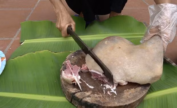 Tuy nhiên, sau khi chứng kiến bà Tân cắt miếng đùi dê mới khiến cư dân mạng an tâm phần nào vì màu thịt bên trong rất tươi, đỏ hồng.