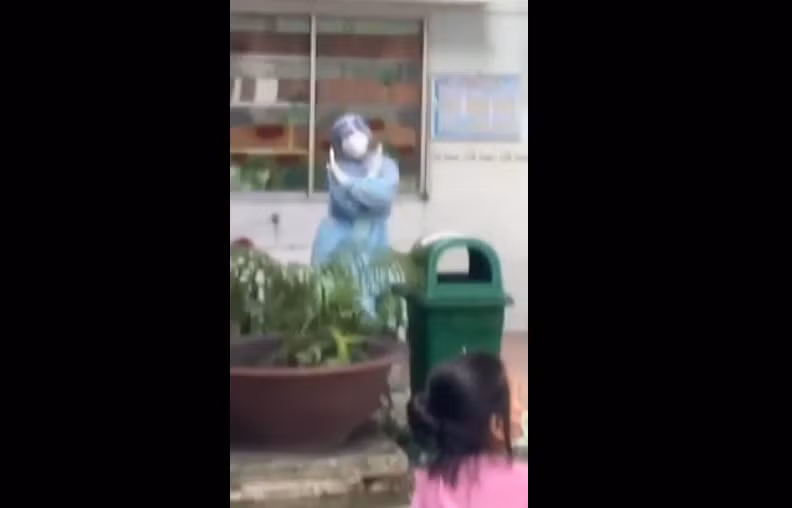 Mới đây, đoạn video ghi lại cảnh nữ tình nguyện viên với điệu nhảy ngẫu hứng khi đang hỗ trợ tiêm vaccine tại TP HCM đang gây sốt cộng đồng mạng.