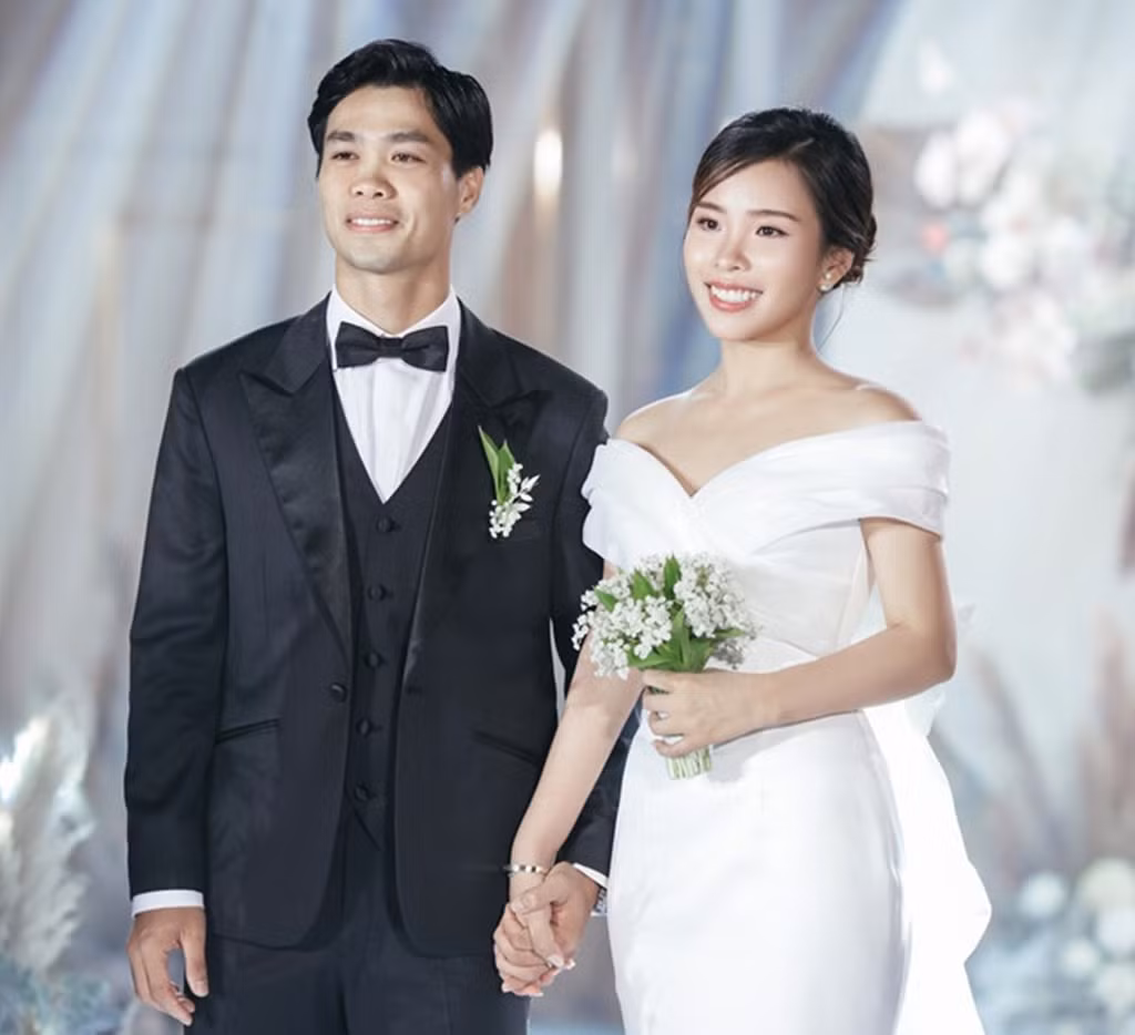 Theo chia sẻ của chàng tiền đạo, bà xã anh sinh sớm hơn ngày dự kiến nhưng với sự giúp đỡ tận tình của các y bác sĩ nên vợ anh đã vượt cạn thành công. Hiện nhóc tỳ vẫn chưa được Công Phượng - Viên Minh cho lộ diện.