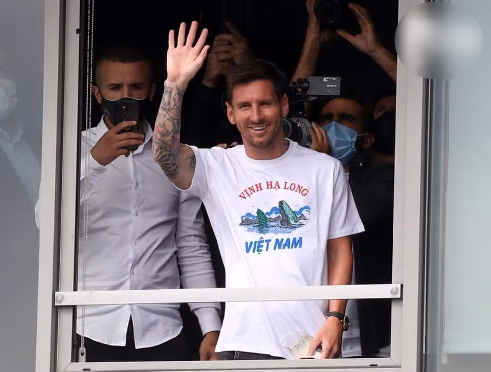 Leo Messi cũng rạng rỡ trong chiếc áo phông "made in Hạ Long".