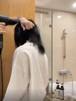 Chàng trai lạ sấy tóc cho Linh Ngọc Đàm ngay sau khi nữ streamer tự cắt tóc khiến cư dân mạng nghĩ ngay đến người tình mới còn đang được cô giấu kín.