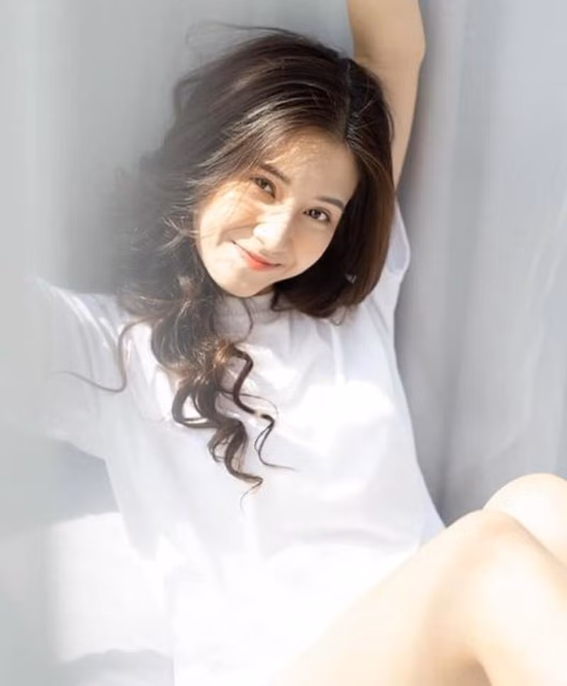 Sở hữu chiều cao 1,65m cùng gương mặt rất "điện ảnh" với những đường nét sắc sảo, thanh tú, Thiên An từng được ví như bản sao hoàn hảo của Angela Phương Trinh.