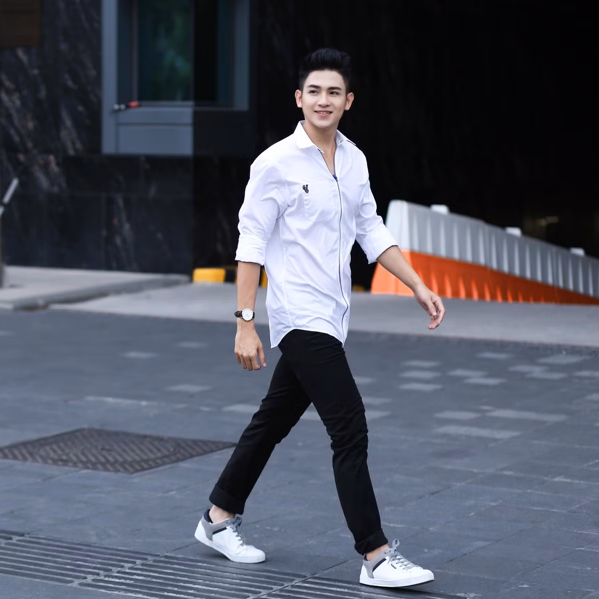 Anh được mọi người nhận xét có vẻ ngoài hơi lạnh lùng, ít nói nhưng sống cực kỳ tình cảm. Chàng trai này có nhiều tài lẻ như đánh đàn, vẽ tranh.