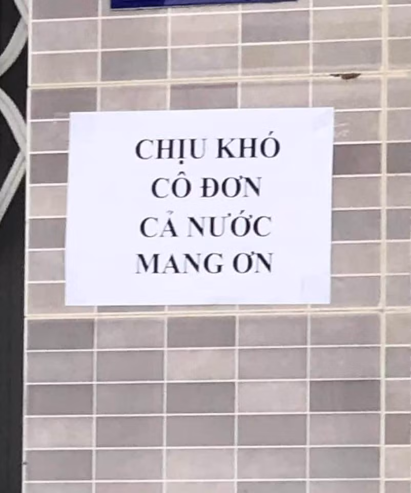 Một vài câu thơ, câu ca dao quen thuộc đã được biến tấu thành những khẩu hiệu hài hước để lan tỏa tinh thần và nâng cao ý thức phòng dịch cho người dân một cách tích cực. Ảnh: Duy Nguyên