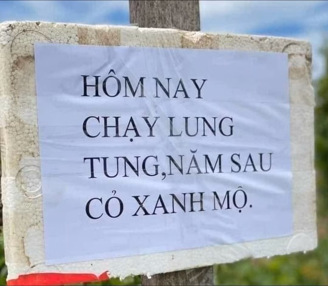 Các tờ giấy nhắc nhở như không ra ngoài khi không cần thiết, nhớ đeo khẩu trang được "nghệ thuật" hóa thành các câu thơ, câu ca dao. Ảnh: Duy Nguyên
