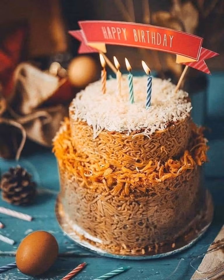 Bánh sinh nhật làm từ mì tôm quả thực vô cùng thiết yếu vào thời gian này.
