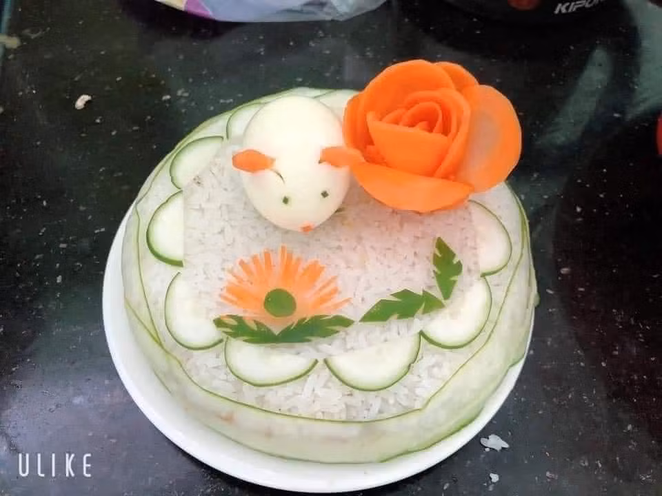 Chỉ đơn giản là cơm, dưa chuột, quả trứng và cà rốt là đã có ngay chiếc bánh sinh nhật.