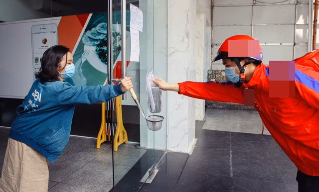 Đang nấu ăn tự dưng nổi hứng thèm trà sữa, có gì dùng nấy không ngần ngại dùng vá để nhận hàng.