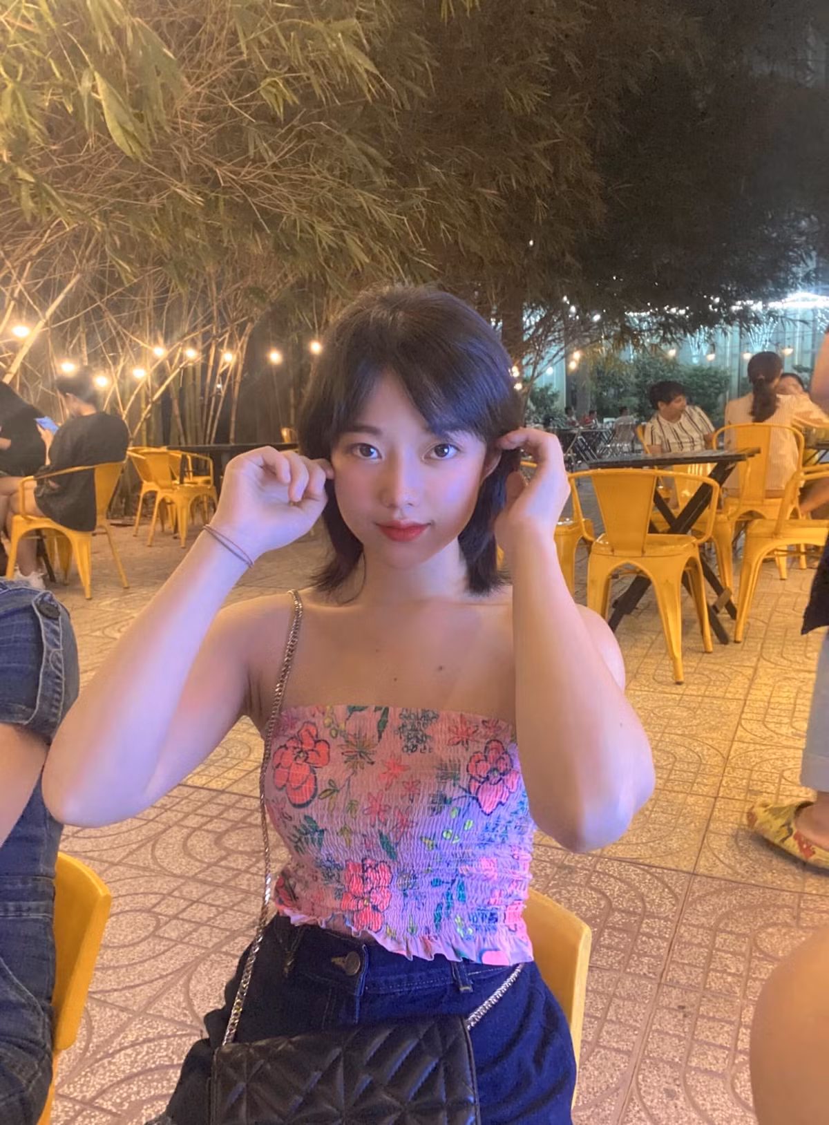 Đằng sau lớp áo bảo hộ và khẩu trang kín mít, chủ nhân của những hình ảnh này là 9x sở hữu nhan sắc xinh đẹp, ngọt ngào.