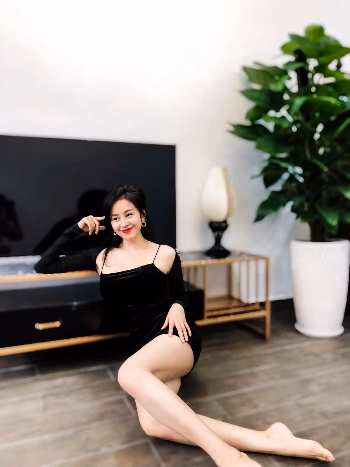 Cụ thể, hot girl gốc Nghệ An đáp trả: "Ngoài tri thức - tâm hồn là nét đẹp số 1, thì cơ thể người phụ nữ là điều họ cảm thấy tự hào nhất mà! Ở tuổi 9x như mình, thật muốn đăng nhiều hình để ngắm, vì tuổi xuân đã qua, không lấy lại được thì có sự nuối tiếc lắm mọi người ạ!".