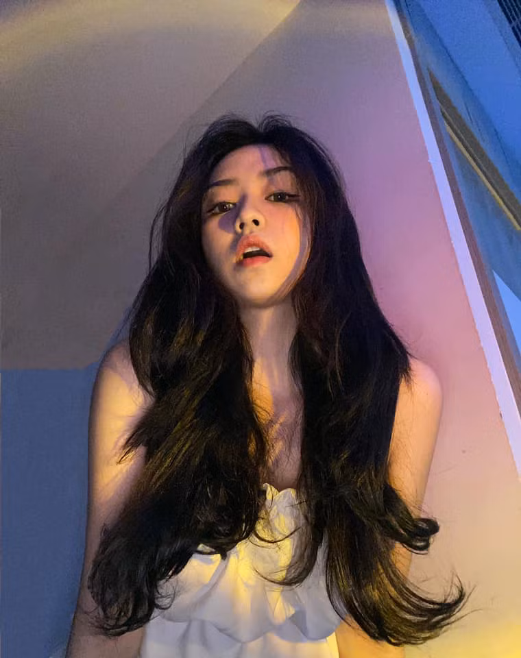 Dù gương mặt thơ ngây nhưng cô sở hữu hình thể quyến rũ.