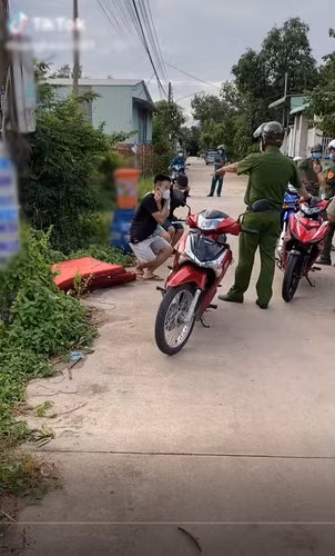 Nhóm thanh niên đi trên đường làng bị các chú công an bắt lại và hình phạt chung đó là làm động tác "thụt dầu".