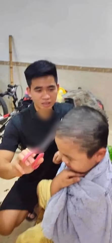 Sau khi chứng kiến mái tóc bị lẹm đi một phần của cậu con trai, ông bố này đã quyết định ra tay sửa tóc, màn cắt tóc tại nhà này của người bố toát lên đầy vẻ tự tin với lời nhắn nhủ: "Yên tâm để bố sửa cho". Ảnh: Trúc Quỳnh